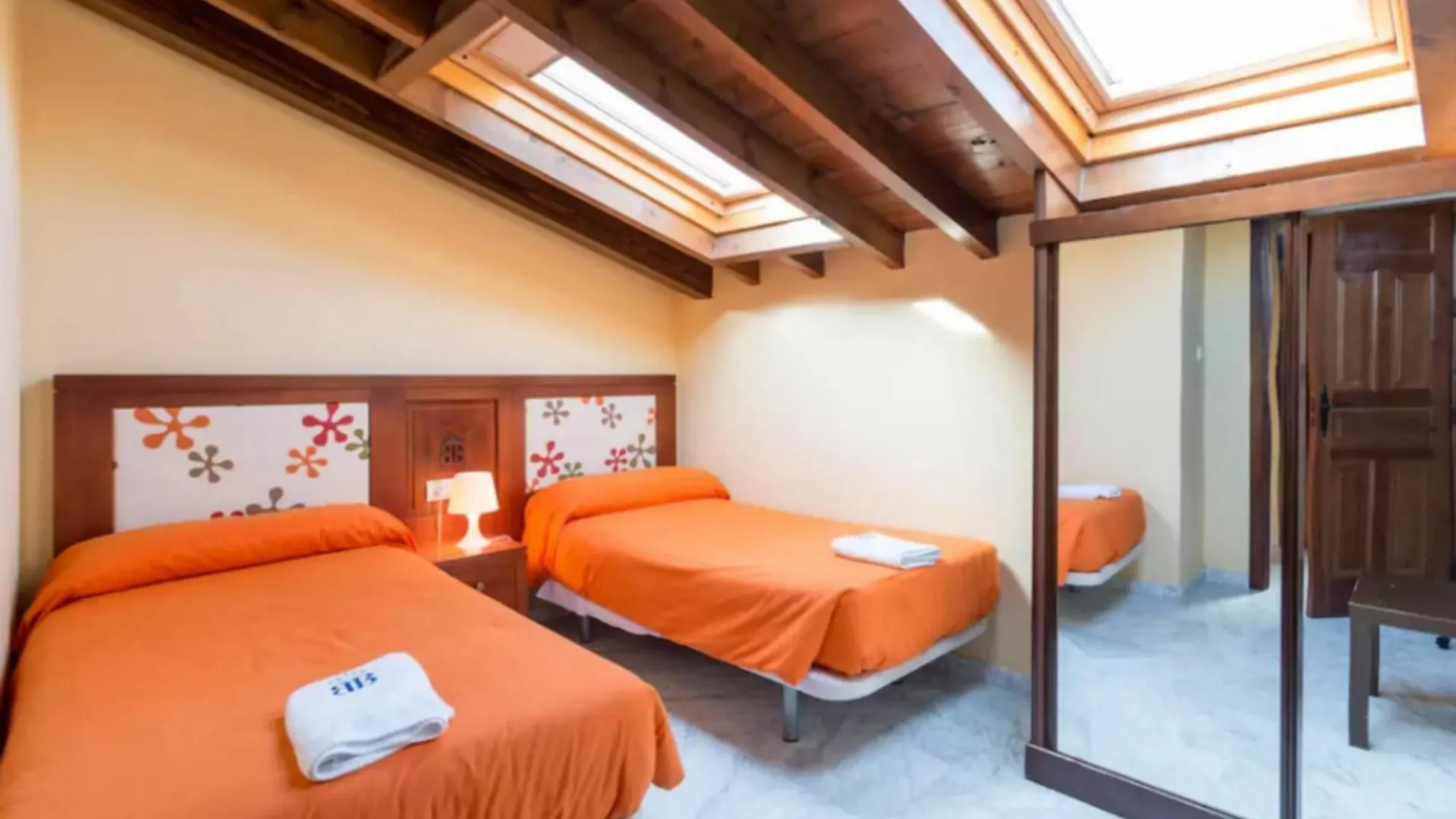 Apartamentos Mercader De Sedas Granada Spain